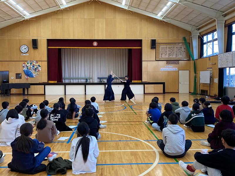 前橋桂萱小児童に上泉伊勢守の授業